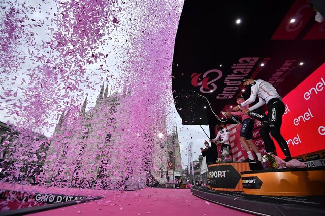 Archivo - Australia's second placed cyclist Jai Hindley, Britain's winner Tao Geoghegan Hart, and Netherlands' third placed Wilco Kelderman, celebrate on the podium after final stage of the 103rd edition of the Giro d'Italia cycling race.