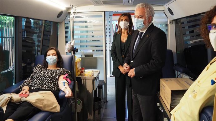 El presidente do Parlamento, Miguel Ángel Santalices Vieira, acompañado por la directora de ADOS, Marisa López García, visita la unidad móvil de donación de sangre