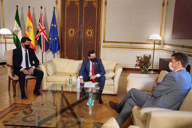 El presidente de la Junta, Juanma Moreno, junto al vicepresidente y consejero de Turismo, Juan Marín, se reúne con el embajador de Reino Unido en España y Andorra, Hugh Elliott.