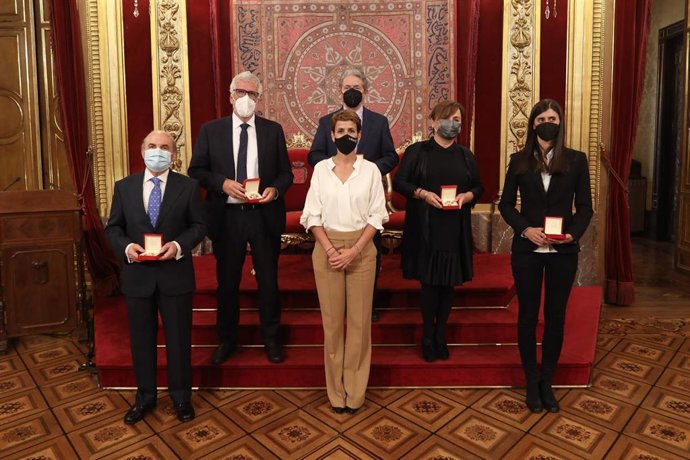 La presidenta Chivite, junto a Francisco Arasanz (AECC Navarra), Gregorio Luri, Patxi Salaberri, M José Calasanz y Ana Monreal, galardonados con la Cruz de Carlos III El Noble