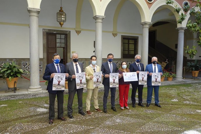Recepción a un joven doctor con parálisis cerebral prepara un Camino de Santiago solidario en bicicleta