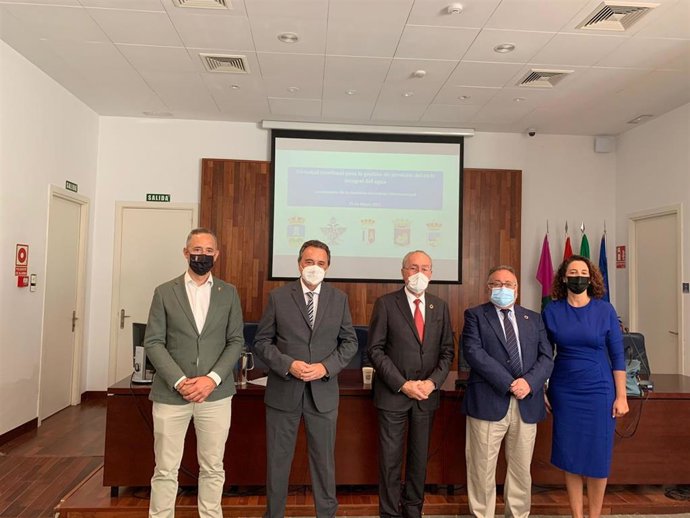 Los alcaldes de Málaga capital, Francisco de la Torre; de Alhaurín de la Torre, Joaquín Villanova; Torremolinos, José Ortiz; de Alhaurín el Grande, Antonia Ledesma; y el teniente Alcalde de Cártama, Miguel Espinosa