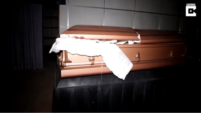 Un explorador urbano decide adentrarse en el Memorial Mound, una antigua funeraria abandonada, y grabar su estado