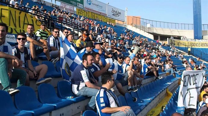 Archivo - Aficionados del equipo de fútbol alicantino