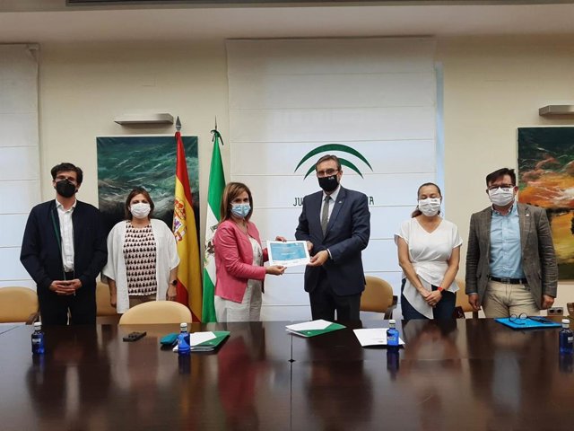 Entrega a la UJA de su certificado de adhesión a la Red Andaluza de Servicios Sanitario y Espacios Libres de Humo
