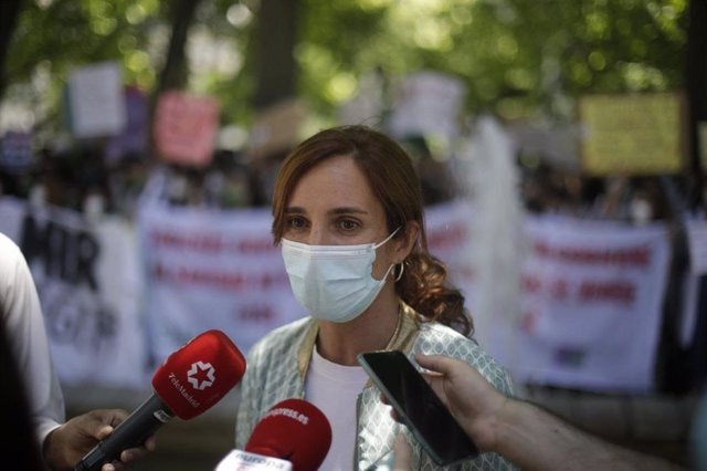 La líder de Más Madrid, Mónica García, acude a la concentración en contra de la adjudicación telemática de plazas MIR pide al Ministerio que rectifique