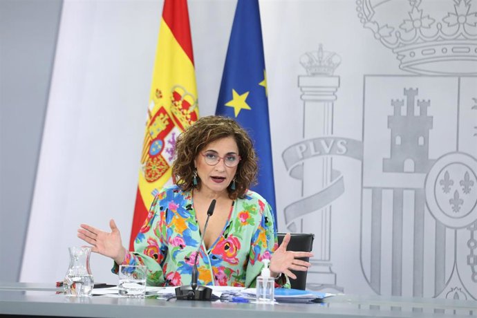 La ministra portavoz y ministra de Hacienda, María Jesús Montero comparece en una rueda de prensa, posterior al Consejo de Ministros, en el Complejo La Moncloa, a 25 de mayo de 2021, en Madrid (España).  