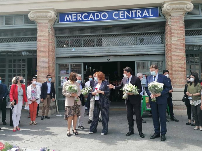 El president de la Generalitat ha asistido a la ofrenda floral a las víctimas del bombardeo del Mercado Central de Alicante durante la Guerra Civil junto al alcalde, Luis Barcala
