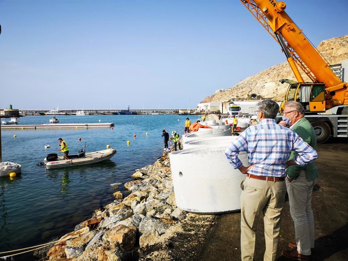 Archivo - Caicedo asiste las obras en el fondeadero del puerto de Almería