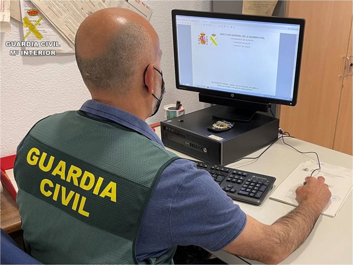 Agente de la Guardia Civil investigando en una imagen de archivo