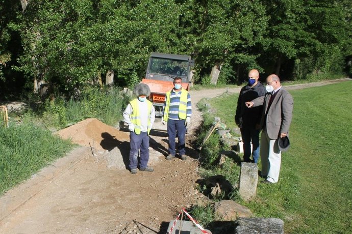 Comienzo de las obras de mejora de caminos junto al río.