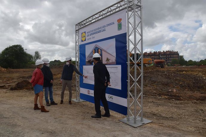 Susana Madera, concejala de Urbanismo; Ángel García, alcalde de Siero, Jose Quintaba, gerente de inmuebles de Lidl; y Jaime Herrá, director regional de Lidl en Asturias, Jaime Herrá.