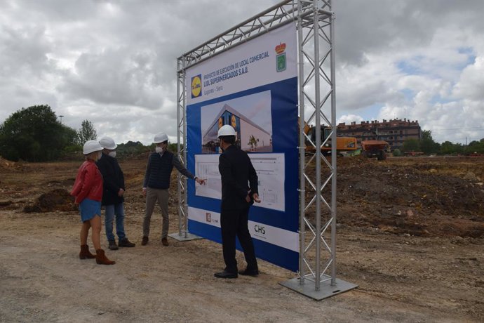 Susana Madera, concejala de Urbanismo; Ángel García, alcalde de Siero, Jose Quintaba, gerente de inmuebles de Lidl; y Jaime Herrá, director regional de Lidl en Asturias, Jaime Herrá.
