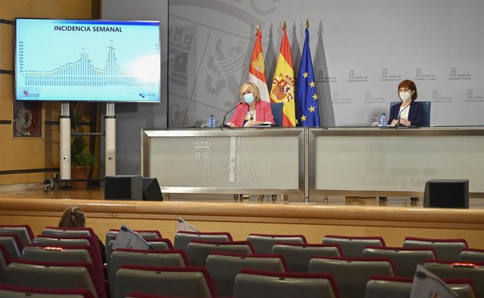 La consejera de Sanidad de Castilla y León, Verónica Casado, (derecha) durante la rueda de prensa.