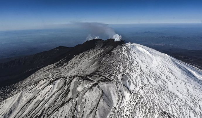 Archivo - Vista aérea del volcan Etna