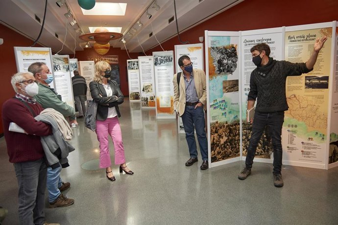 Nico Zuazua, comisario de la muestra, presenta uno de los paneles