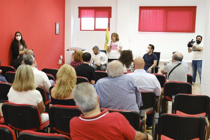 Susana Díaz con miembros del PSOE linarense.