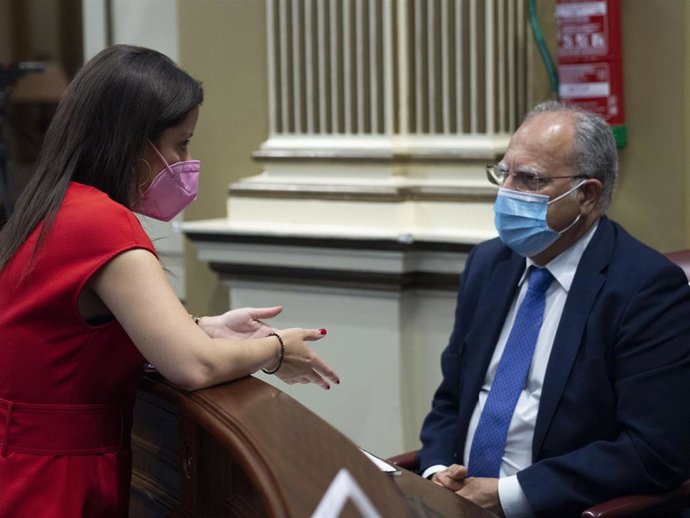 Archivo - Casimiro Curbelo, portavoz del grupo parlamentario de ASG, y Yaiza Castilla, consejera de Turismo del Gobierno de Canarias