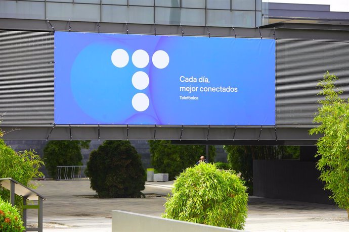 Edificio de la sede de Telefónica, a 27 de abril de 2021, en Madrid, (España). Telefónica ha cambiado su imagen por primera vez en más de dos décadas con un nuevo logo que rememora las míticas cabinas telefónicas. 