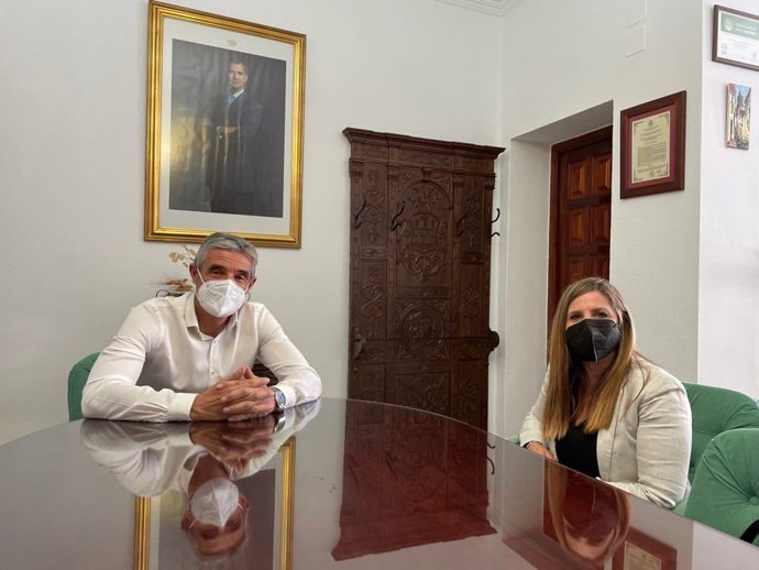 Irene García con el alcalde de Arcos