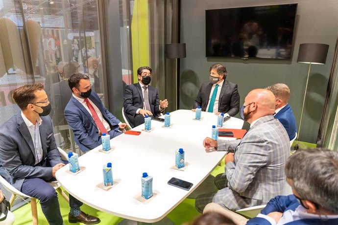 Archivo - Reunión del presidente del Cabildo de Tenerife, Pedro Martín, en Fitur