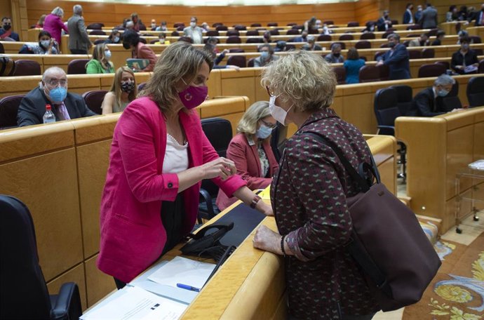 La vicepresidenta cuarta y ministra para la Transición Ecológica y el Reto Demográfico, Teresa Ribera (i), durante una sesión de control al Gobierno en el Senado, a 25 de mayo de 2021, en Madrid (España). En este pleno, el Gobierno se enfrenta, entre ot