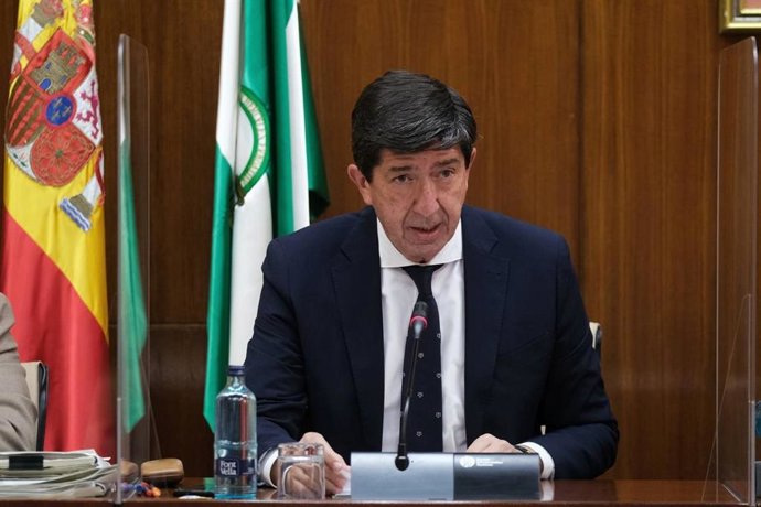 El vicepresidente de la Junta de Andalucía y consejero de Turismo, Regeneración, Justicia y Administración Local, Juan Marín, en comisión parlamentaria.