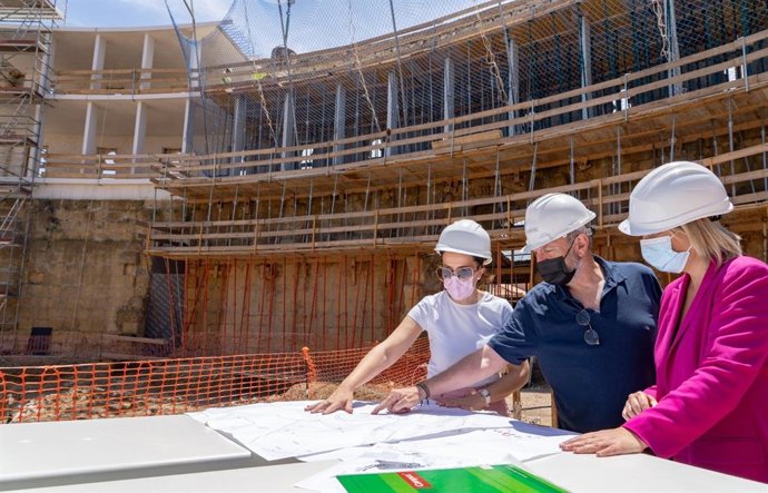 La alcaldesa de Cartagena, Ana Belén Castejón; la vicealcaldesa, Noelia Arroyo, y el arquitecto Andrés Cánovas