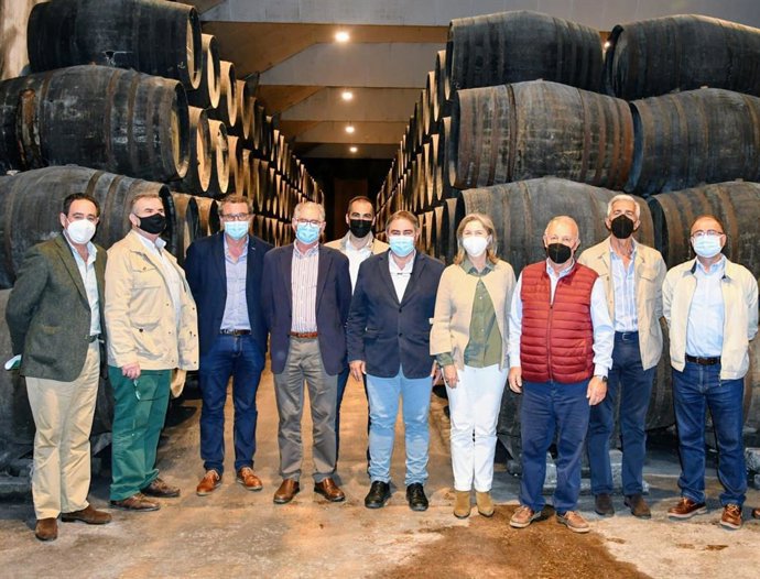La delegada territorial de Agricultura, Ganadería y Pesca de la Junta de Andalucía en Cádiz, Ana Bertón, durante una reunión con las cooperativas de Chiclana de la Frontera.