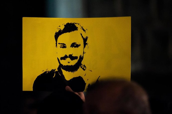 Retrato del jovn estudiante italiano Giulio Regeni, torturado y asesinado por los servicios secretos egipcios, en una manifestación en el año 2020 en Nápoles.