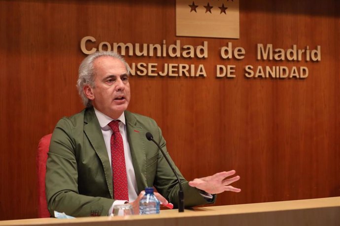 El consejero de Sanidad en funciones de la Comunidad de Madrid, Enrique Ruiz Escudero, interviene durante una rueda de prensa sobre la situación epidemiológica y asistencial por coronavirus en la región, a 21 de mayo de 2021, en Madrid (España). 