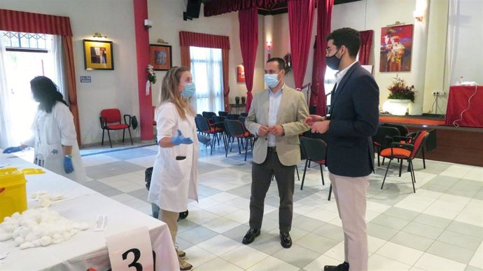 Autoridades sanitarias de Melilla, en una imagen de archivo, visitando uno de los centros de vacunación contra el covid en Melilla