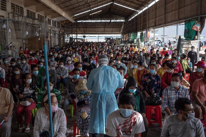 Un grupo de personas espera su turno para hacerse la prueba del coronavirus en Camboya.