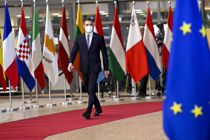 El presidente del Gobierno, Pedro Sánchez, llega al Consejo Europeo Extraordinario, a 24 de mayo de 2021, en Bruselas (Bélgica). Los dirigentes de la UE se reúnen hoy y mañana en el Consejo Europeo Extraordinario para debatir sobre la COVID-19, el cambi