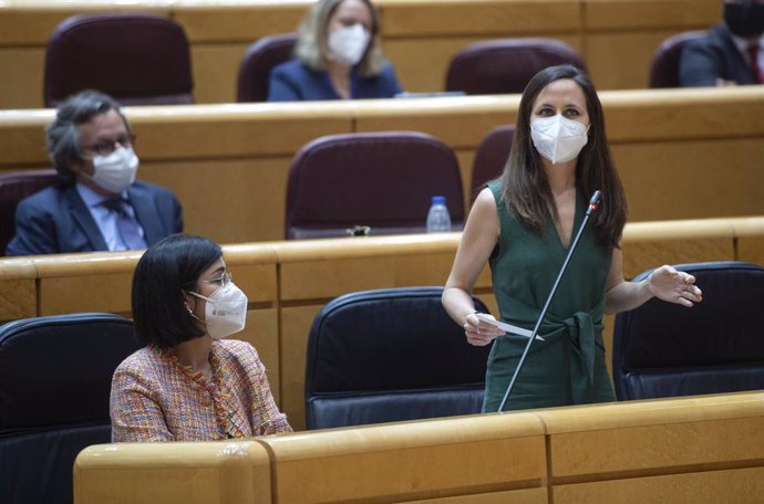 La ministra de Sanidad, Carolina Darias (i), y la ministra de Derechos Sociales y Agenda 2030, Ione Belarra (d),durante una sesión de control al Gobierno en el Senado.