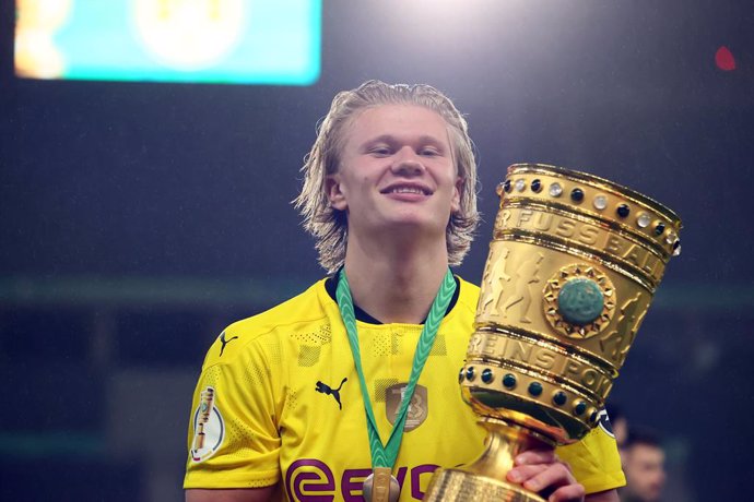 13 May 2021, Berlin: Dortmund's Erling Haaland celebrates with the trophy after his team won the German Cup (DFB Pokal) final soccer match against RB Leipzig at the Olympic Stadium. Photo: Martin Rose/Getty-Pool/dpa - IMPORTANT NOTICE: DFL and DFB regul