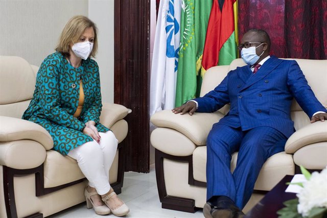 La secretaria de Estado de Asuntos Exteriores, Cristina Gallach, con el presidete de Guinea Bissau, Umaru Sissoko Embalo