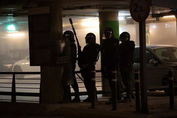 Archivo - Policías en el Aeropuerto de Barcelona-El Prat, donde se ha producido una protesta por la sentencia del Tribunal Supremo sobre el juicio del procés, en Barcelona (España), a 14 de octubre de 2019.