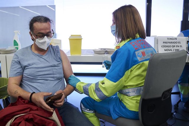 Un hombre espera para ser vacunado con la vacuna de Pfizer, en el Wanda Metropolitano
