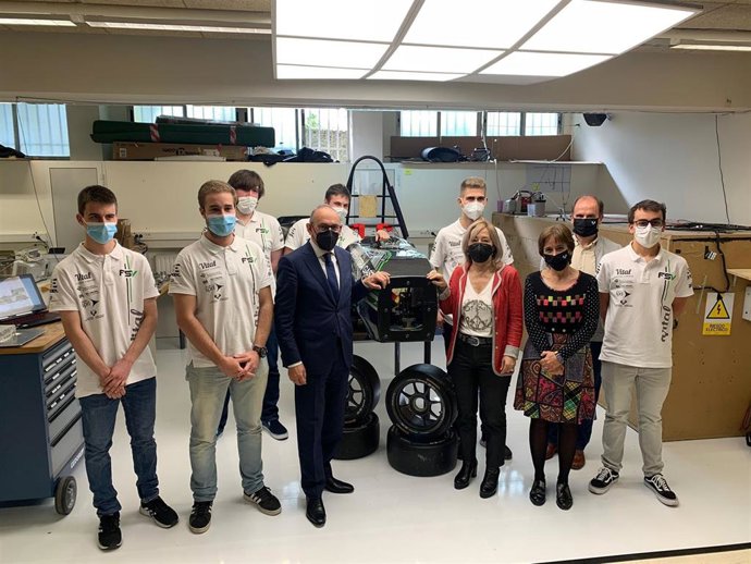 Visita del diputado general a los componentes del Formula Student Vitoria (FSV)