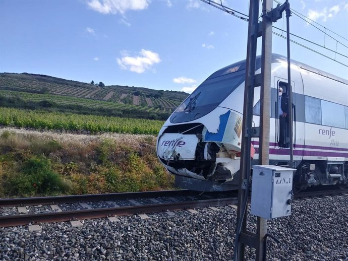 Un tren Alvia colisiona con un remolque cisterna arrastrado por un tractor a la altura de Cenicero