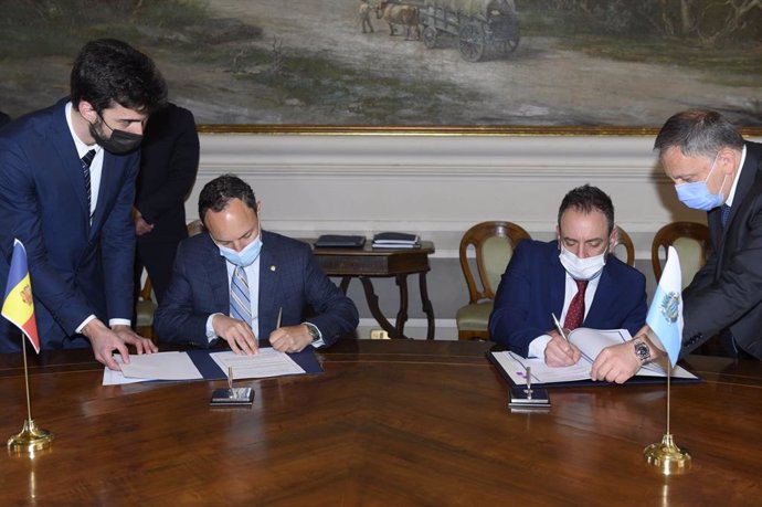 Espot i Beccari signant el memorndum d'amistat i cooperació general.