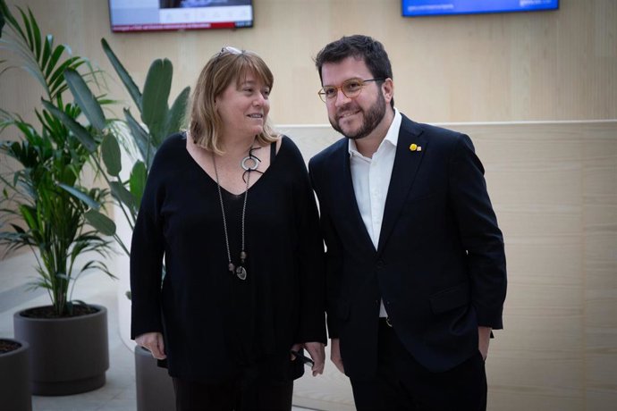 Archivo - La nueva consellera de Cultura de la Generalitat, Natlia Garriga, junto al presidente del Govern, Pere Aragons