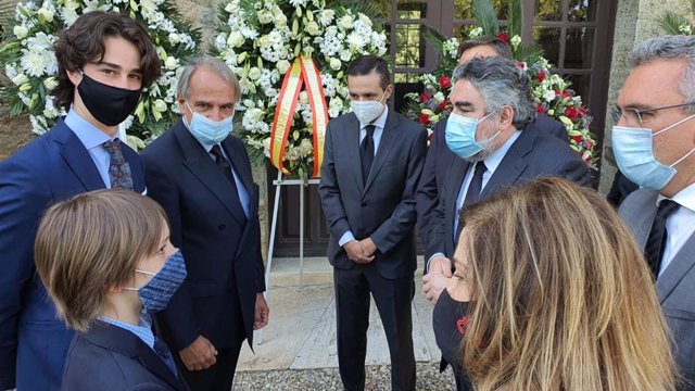 Rodríguez Uribes asiste al funeral por Cristóbal Halffer, en Villafranca del Bierzo.