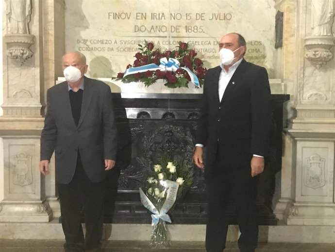 Los presidentes de la Fundación Rosalía de Castro, Anxo Angueira, y el Museo do Pobo Galego, Justo Beramendi, realizan una ofrenda ante la tumba de Rosalía de Castro en el Panteón de Galegos Ilustres