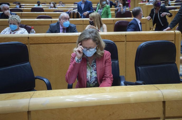 La ministra de Asuntos Económicos y Transformación Digital, Nadia Calviño, durante una sesión de control al Gobierno en el Senado, a 25 de mayo de 2021, en Madrid (España).
