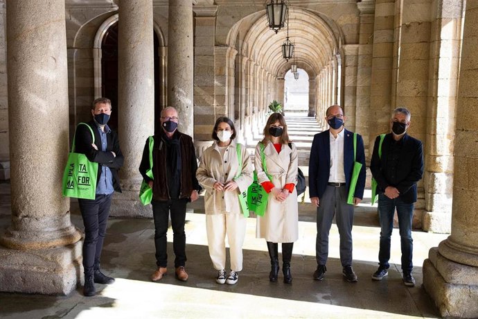 El secretario xeral de Cultura, Anxo M. Lorenzo, y la concejala de Acción Cultural de Santiago, Mercedes Rosón, en la presentación del Festival Plataforma 2021, en el Pazo de Raxoi.
