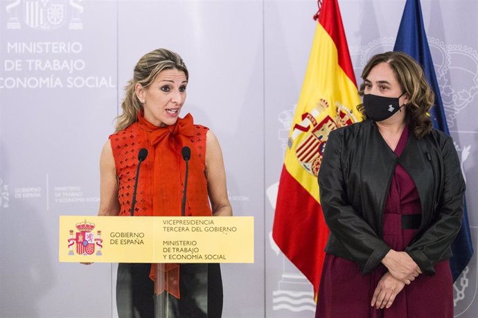 La vicepresidenta tercera y ministra de Trabajo y Economía Social, Yolanda Díaz (i), y la alcaldesa de Barcelona, Ada Colau (d), comparecen en rueda de prensa, después de un encuentro de trabajo en el Ministerio de Trabajo y Economía Social, a 25 de may