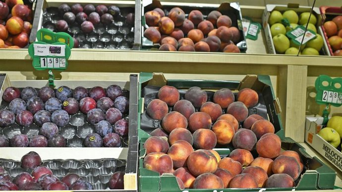 Archivo - Variedad de frutas: caja de ciruelas, caja de nectarinas y caja de manzanas en un mercado de Madrid. (ARCHIVO)