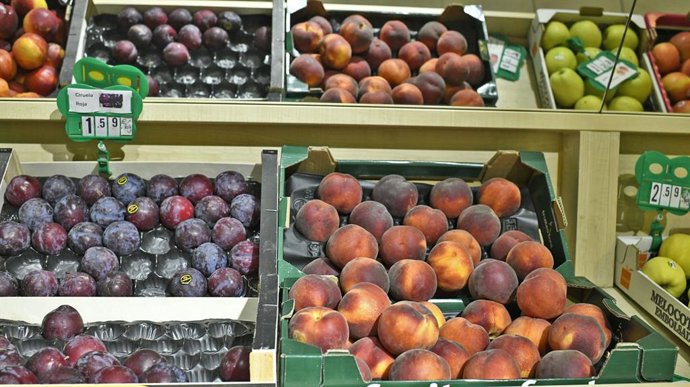 Archivo - Variedad de frutas: caja de ciruelas, caja de nectarinas y caja de manzanas en un mercado de Madrid.